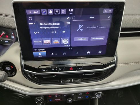 Used 2025 Jeep Compass Limited image 7