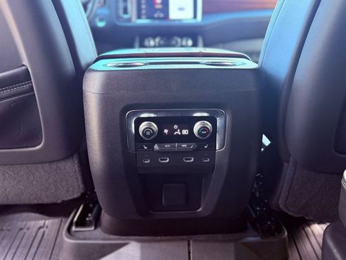 Used 2023 GMC Yukon Denali Ultimate image 32