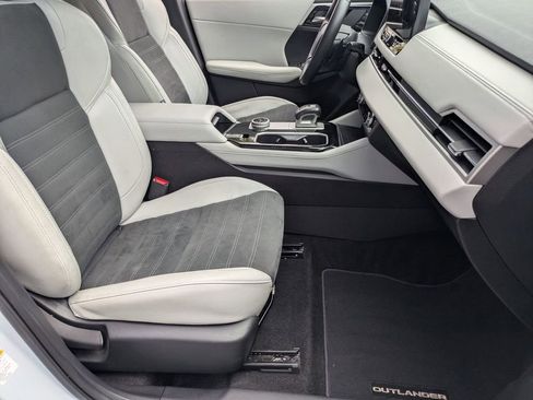 Used 2025 Mitsubishi Outlander SE FWD image 30