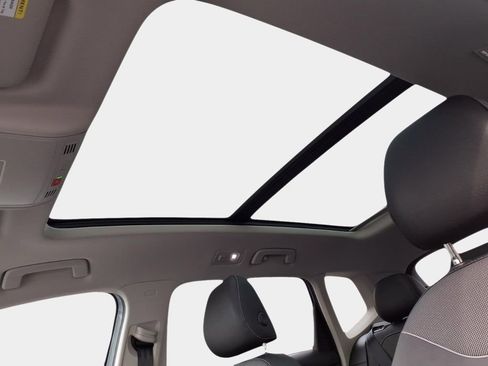 Certified 2025 Volkswagen Taos SE image 20