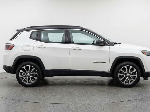 Used 2025 Jeep Compass Trailhawk AWD/4WD image 11