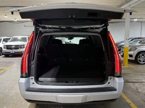 Used 2017 Cadillac Escalade ESV Luxury AWD/4WD image 7