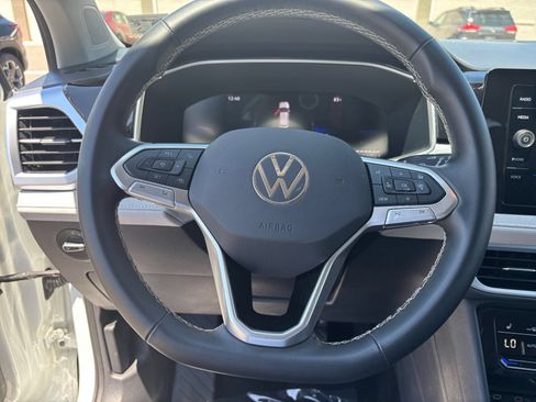 Used 2025 Volkswagen Taos SE FWD image 29