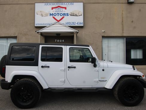Used 2012 Jeep Wrangler Unlimited Sahara w/ Dual Top Group AWD/4WD image 4