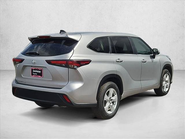 Used 2025 Toyota Highlander LE FWD image 5