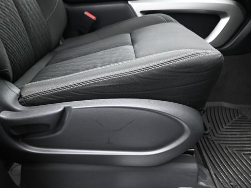 Used 2017 Nissan Titan SV image 16