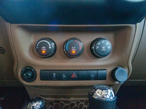 Used 2016 Jeep Wrangler Unlimited Sahara w/ Connectivity Group AWD/4WD image 20