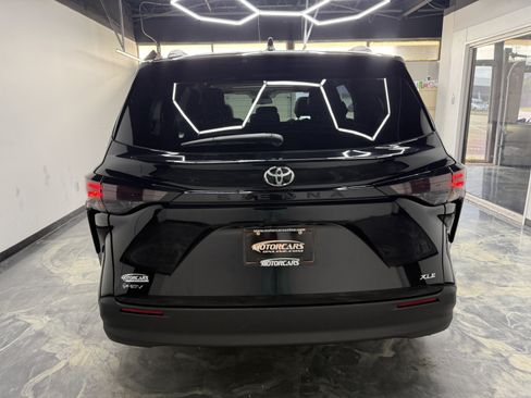 Used 2026 Toyota Sienna XLE FWD image 4