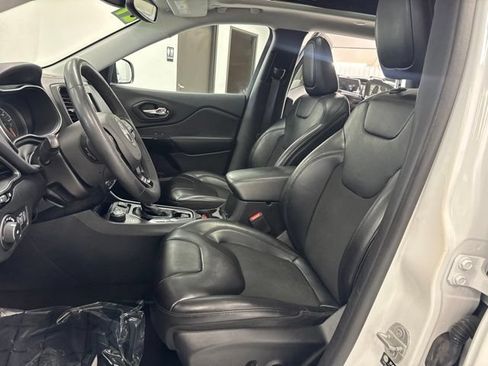Used 2021 Jeep Cherokee Latitude Plus w/ Sun & Sound Group AWD/4WD image 17