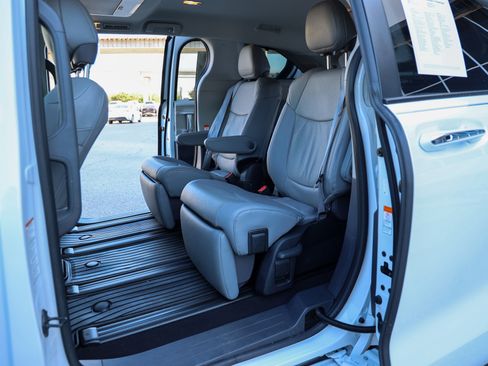 Certified 2023 Toyota Sienna Limited FWD image 35