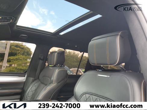 Used 2022 Jeep Grand Wagoneer Series III w/ HD Trailer Tow Package AWD/4WD image 20