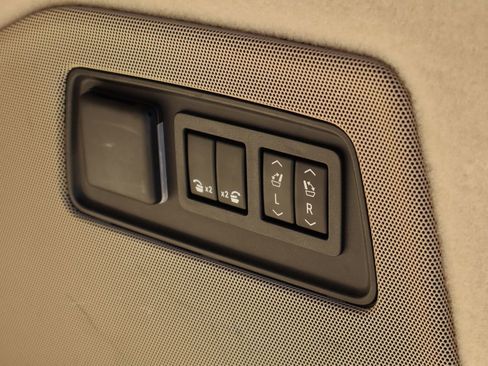 Used 2021 Cadillac Escalade Premium Luxury w/ Performance Package image 28