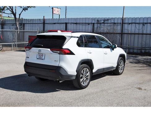 Used 2019 Toyota RAV4 XLE Premium FWD image 7