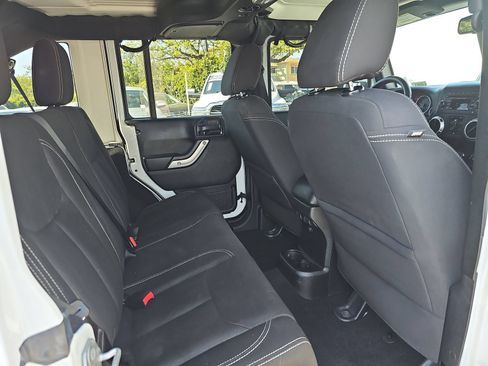 Used 2017 Jeep Wrangler Unlimited Sahara w/ Connectivity Group AWD/4WD image 11