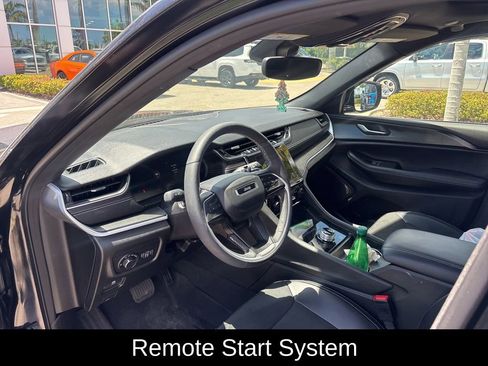 Used 2025 Jeep Grand Cherokee Altitude AWD/4WD image 6