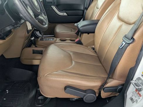 Used 2018 Jeep Wrangler Unlimited Sahara w/ Connectivity Group AWD/4WD image 11