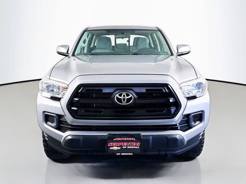 Used 2017 Toyota Tacoma SR AWD/4WD image 4
