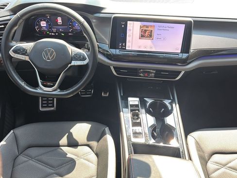 Used 2025 Volkswagen Atlas Peak Edition SE AWD/4WD image 17