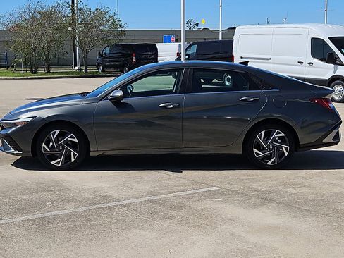 Used 2025 Hyundai Elantra Limited image 7