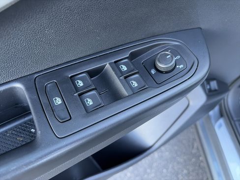 Used 2023 Volkswagen Taos SE w/ Panoramic Sunroof Package image 17