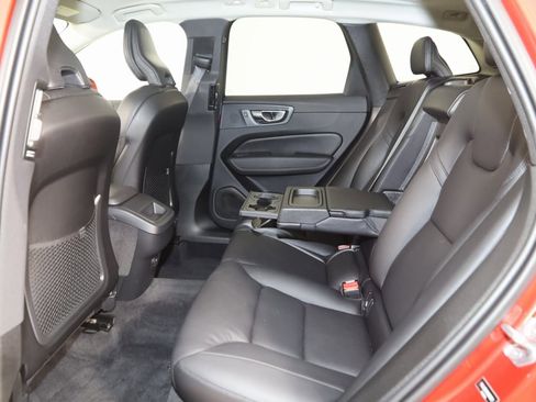 Used 2022 Volvo XC60 B5 Momentum image 52