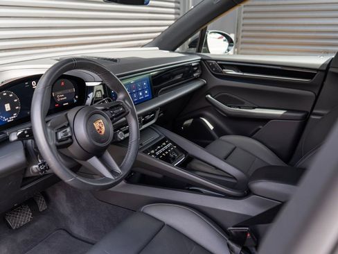Used 2025 Porsche Macan Electric RWD image 5