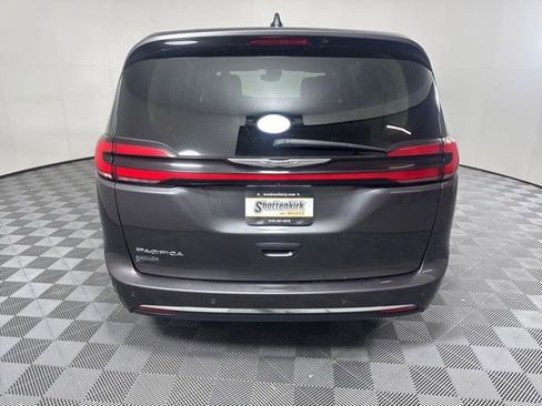 Used 2023 Chrysler Pacifica Touring-L image 4