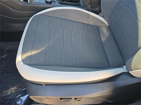 Used 2025 Volkswagen Taos SE w/ Panoramic Sunroof Package image 15