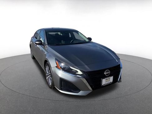 Used 2025 Nissan Altima 2.5 SV image 3