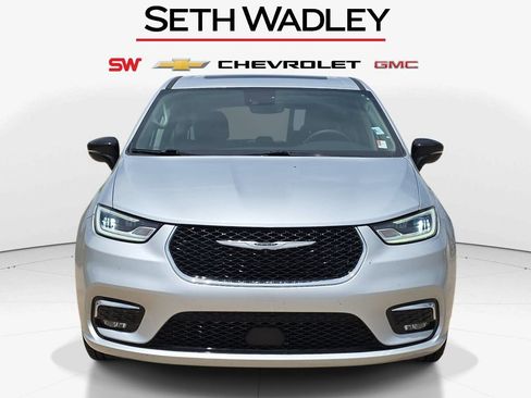 Used 2024 Chrysler Pacifica Limited FWD image 2