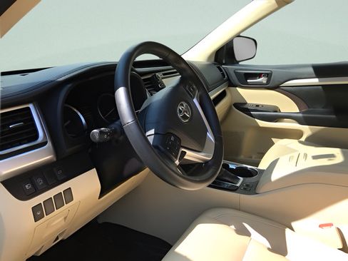 Certified 2018 Toyota Highlander XLE AWD/4WD image 17