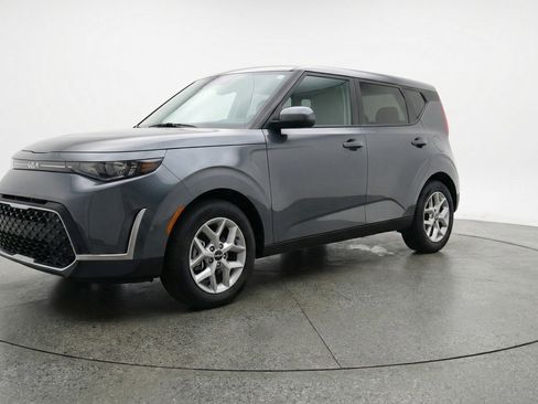 Used 2025 Kia Soul LX w/ LX Technology Package FWD image 3