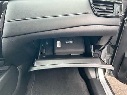 Used 2020 Nissan Rogue SV image 29