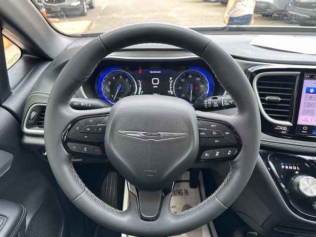 Used 2023 Chrysler Pacifica Touring FWD image 23
