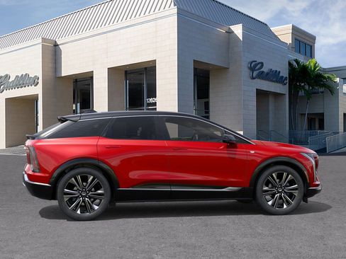 New 2026 Cadillac Optiq Luxury 2 image 5