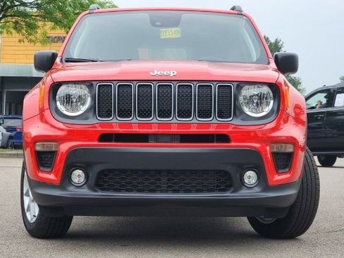 Used 2023 Jeep Renegade Latitude w/ Premium Group image 2