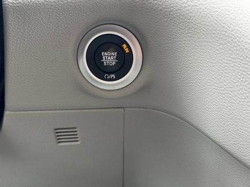 Used 2023 Chrysler Pacifica Touring-L image 37