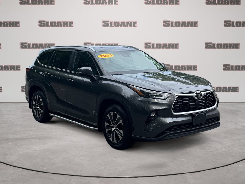 Used 2023 Toyota Highlander XLE AWD/4WD image 7
