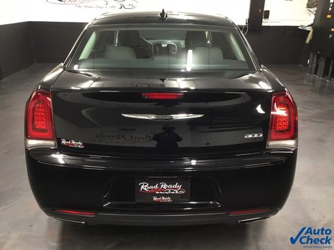 Used 2018 Chrysler 300 Touring w/ Sport Appearance Package image 9