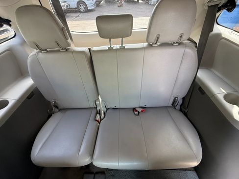Used 2011 Toyota Sienna XLE w/ Entertainment Pkg FWD image 17