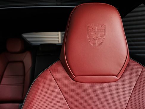 Certified 2026 Porsche Cayenne GTS AWD/4WD image 17