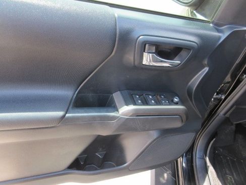 Used 2017 Toyota Tacoma TRD Sport w/ Tow Package (A/T) AWD/4WD image 19