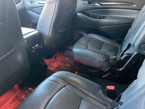 Used 2022 Buick Enclave Essence image 3
