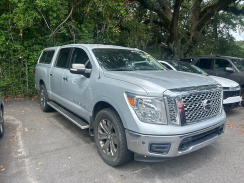Used 2018 Nissan Titan SV w/ SV Convenience Package AWD/4WD image 3