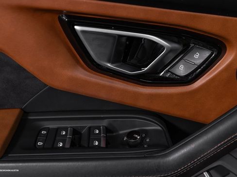 Used 2021 Lamborghini Urus image 21