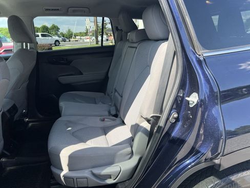 Used 2022 Toyota Highlander LE AWD/4WD image 23