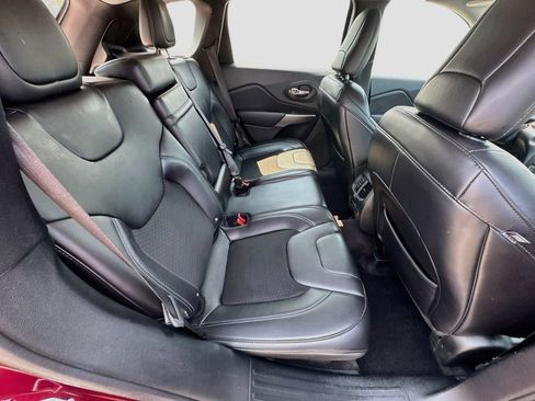 Used 2019 Jeep Cherokee Latitude Plus w/ Comfort/Convenience Group AWD/4WD image 26