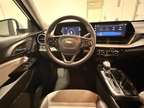 Used 2025 Chevrolet Trax LT FWD image 27