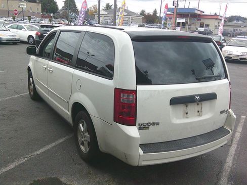 Used 2010 Dodge Grand Caravan SE image 3