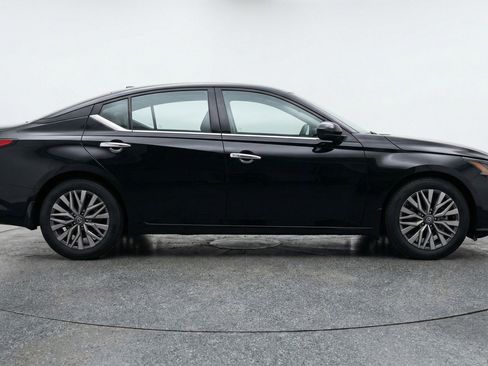 Used 2025 Nissan Altima 2.5 SV image 11